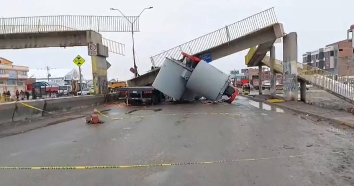 Camión colisiona con pasarela y provoca su colapso; dos personas heridas