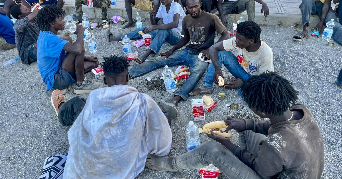 Desaparecen 44 personas tras llegada masiva de migrantes a Ceuta