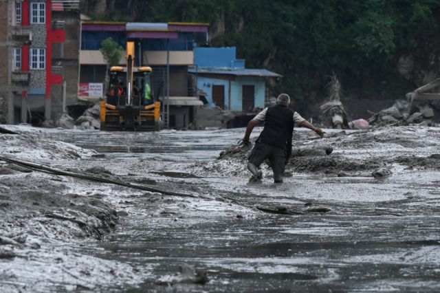 Deslizamientos en el Himalaya causan casi 800 muertes