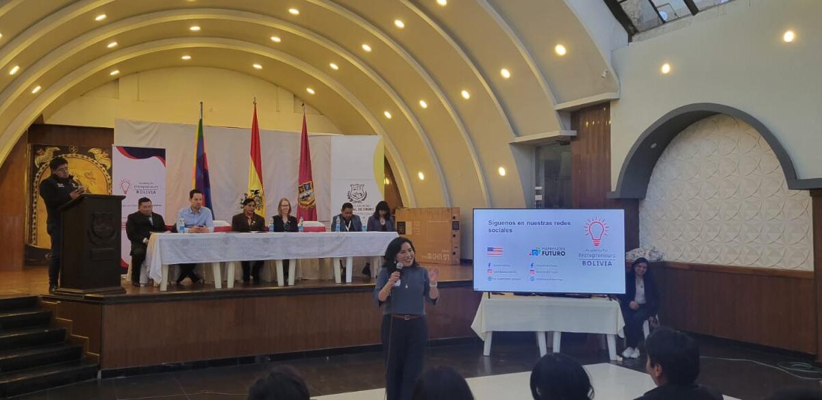 Inauguración de la Academia para Emprendedores Bolivia en Oruro