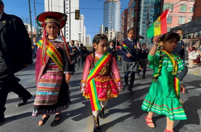 Celebraciones cívicas marcan los 201 años de independencia de Bolivia
