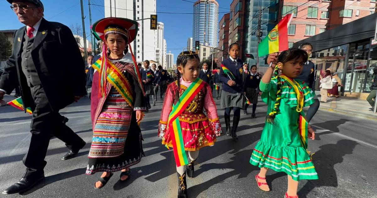 Celebraciones cívicas marcan los 201 años de independencia de Bolivia