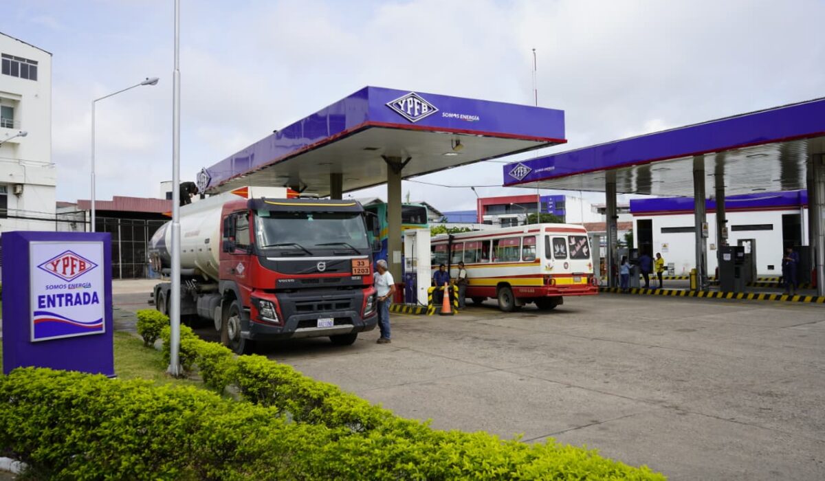 YPFB asegura suministro de gasolina y explica filas en estaciones por el feriado del 6 de agosto