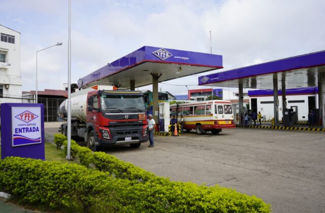 YPFB asegura suministro de gasolina y explica filas en estaciones por el feriado del 6 de agosto