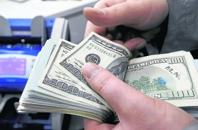 Espinoza anticipa continuidad de la baja en la cotización del dólar