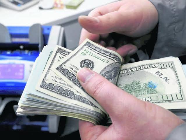 Espinoza anticipa continuidad de la baja en la cotización del dólar
