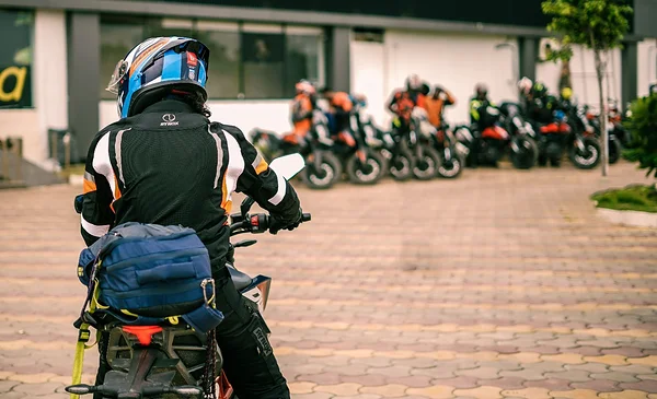 Milagro en la carretera: motociclista esquiva un autobús volcado