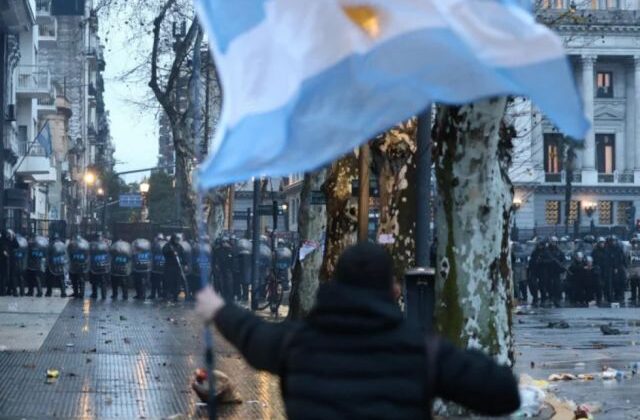 Represión policial en Argentina durante protesta por ley controvertida frente al Congreso