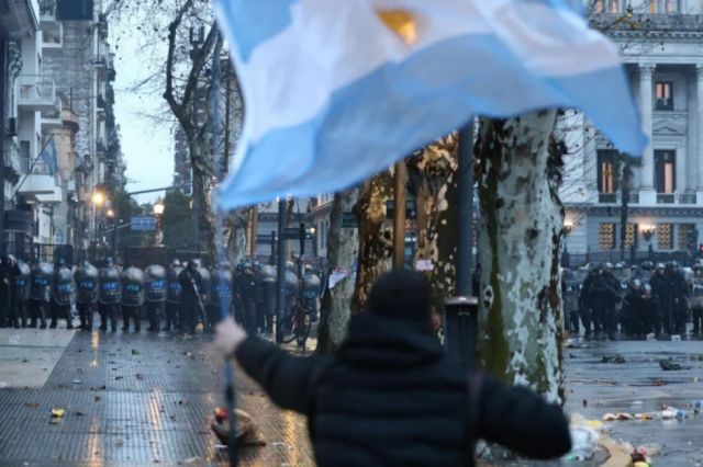 Represión policial en Argentina durante protesta por ley controvertida frente al Congreso