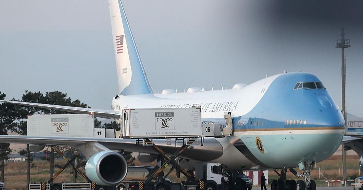 Operativo secreto: Trump cambia de avión tras cumbre de la OTAN en Turquía