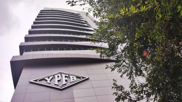 Detienen a exdirectora jurídica de YPFB en el marco del caso de la gasolina desestabilizada