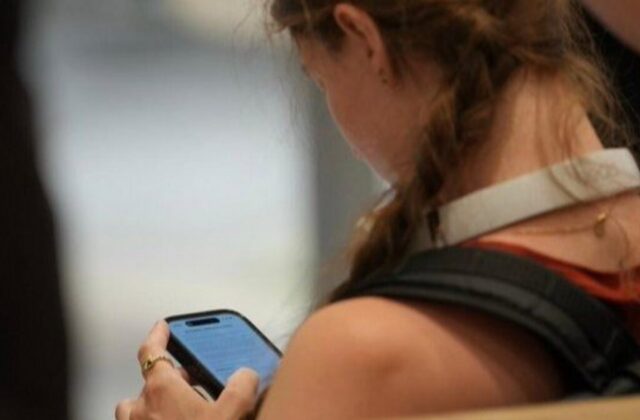 Francia enfrenta desafíos para implementar la prohibición de teléfonos móviles en escuelas secundarias