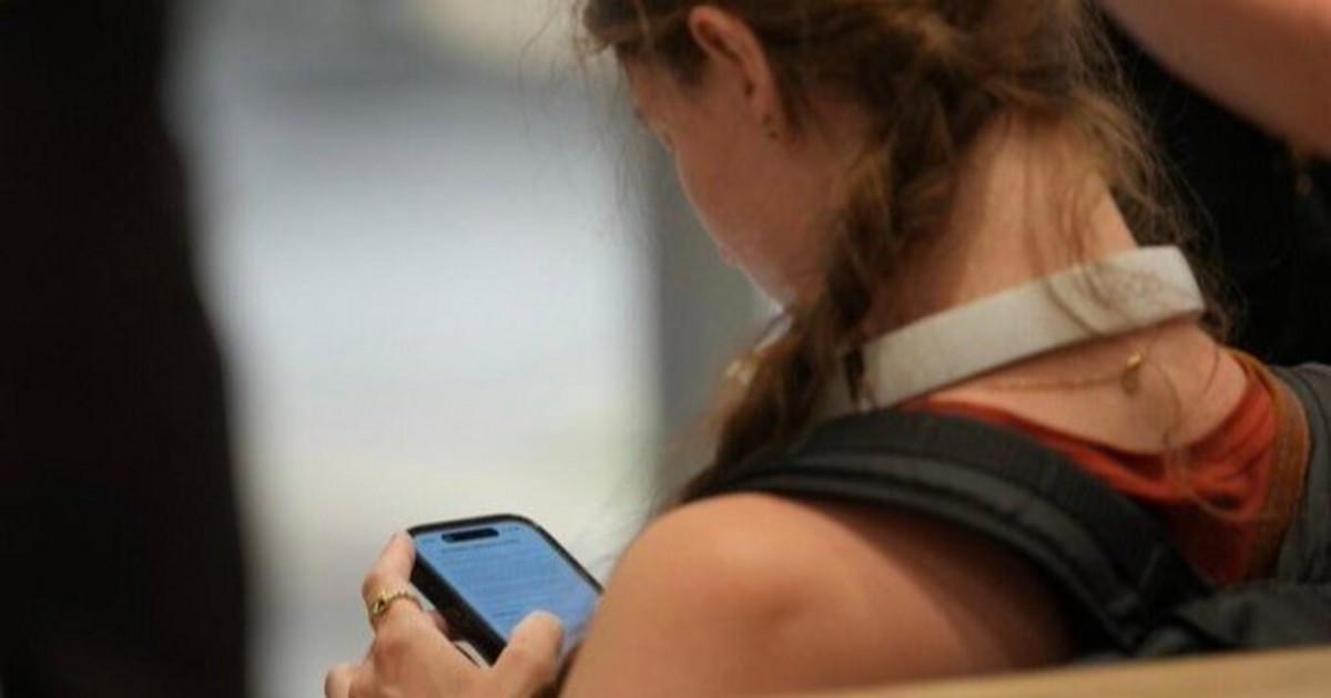 Francia enfrenta desafíos para implementar la prohibición de teléfonos móviles en escuelas secundarias