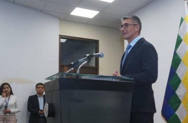 Ministro de Economía defiende compra de vehículo ante denuncias