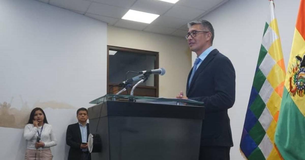 Ministro de Economía defiende compra de vehículo ante denuncias