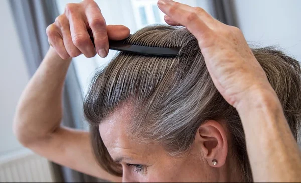 Adiós a las canas: el enjuague natural que triunfa en redes