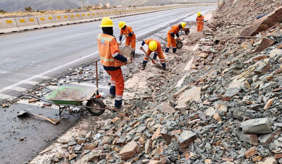 ABC intensifica el mantenimiento en el tramo Caracollo – Confital para garantizar la seguridad vial