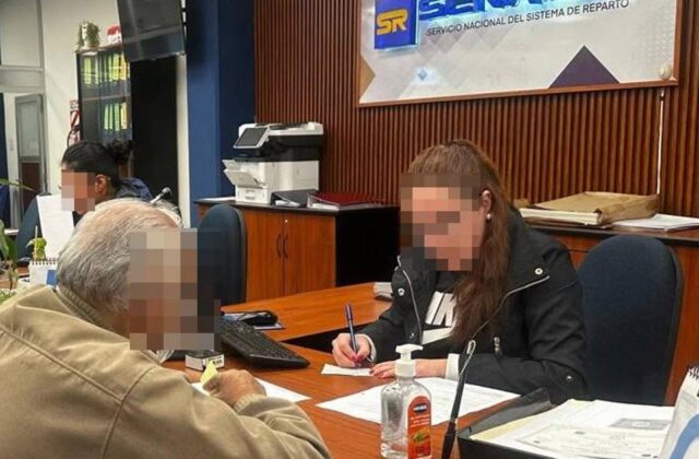 Hombre disfrazado de su padre fallecido estafa al Estado por Bs 220.000