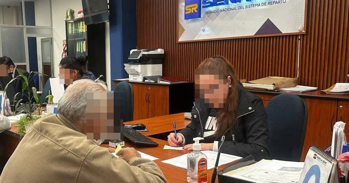 Hombre disfrazado de su padre fallecido estafa al Estado por Bs 220.000
