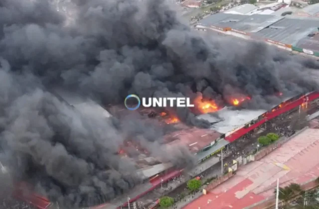 Incendio devasta parte de la feria Barrio Lindo en Santa Cruz de la Sierra