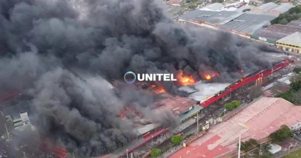 Incendio devasta parte de la feria Barrio Lindo en Santa Cruz de la Sierra