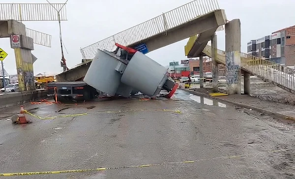 Colapso de pasarela peatonal en Oruro ocasiona accidente vehicular