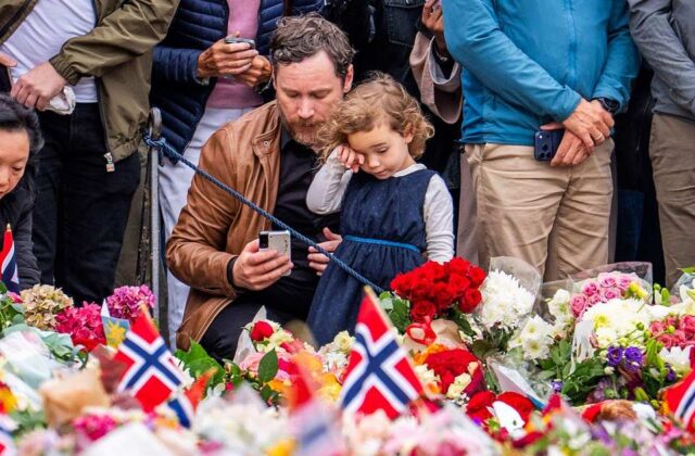 El pueblo noruego rinde homenaje al rey Harald V con lágrimas y flores