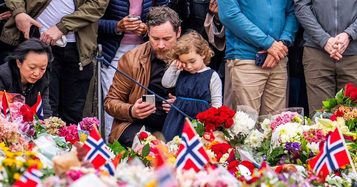 El pueblo noruego rinde homenaje al rey Harald V con lágrimas y flores