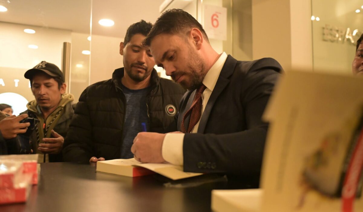Del Castillo lanza su libro sobre cambios constitucionales en Sudamérica