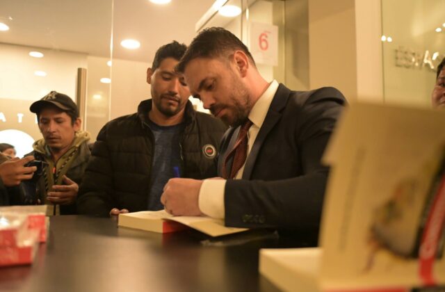 Del Castillo lanza su libro sobre cambios constitucionales en Sudamérica