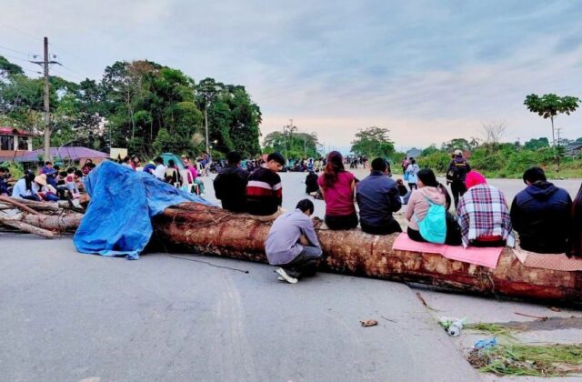 Estudiantes de Unibol inician bloqueo indefinido en ruta Cochabamba-Santa Cruz