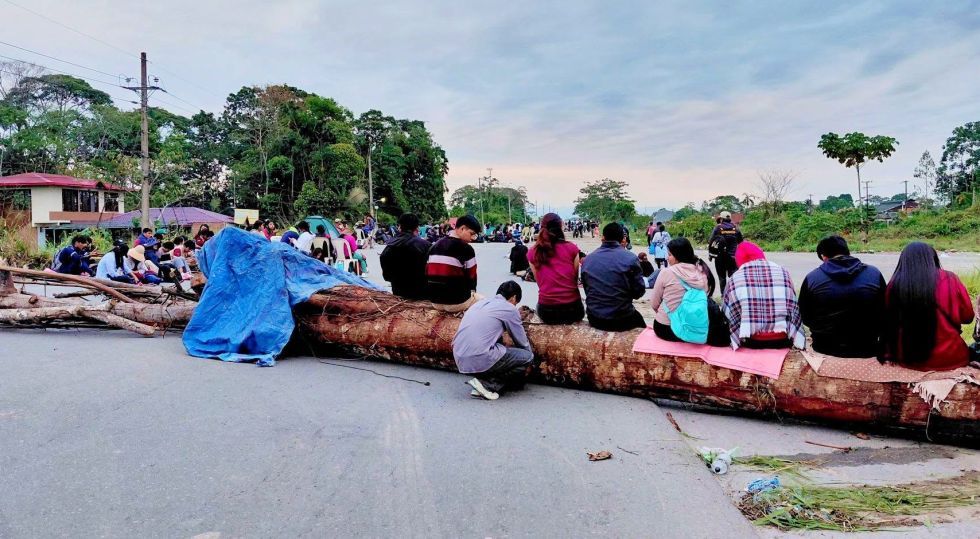 Estudiantes de Unibol inician bloqueo indefinido en ruta Cochabamba-Santa Cruz