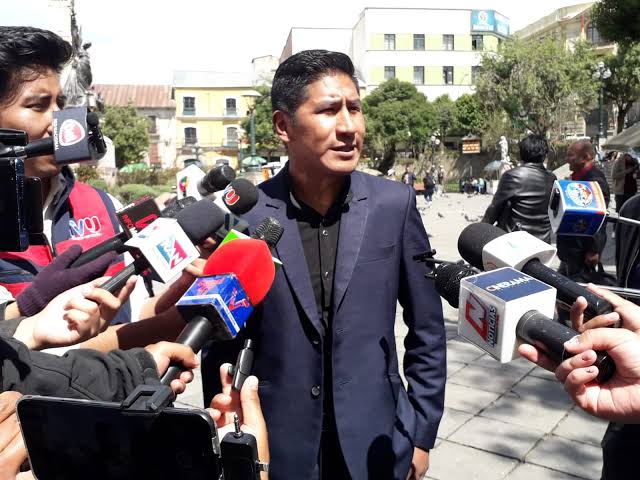 Basta Ya lanza campaña para reformar rentas vitalicias y reducir sueldos de autoridades