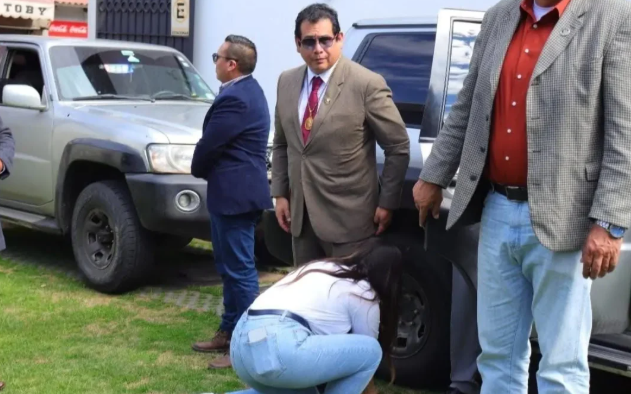 Controversia en torno a imagen de Roberto Castro durante el aniversario de Cochabamba