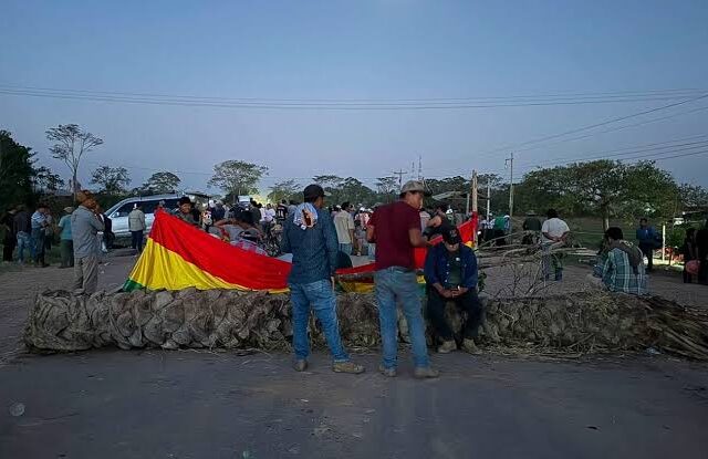 Productores de Santa Cruz bloquean rutas en protesta por el nuevo precio del diésel