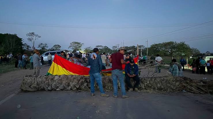 Productores de Santa Cruz bloquean rutas en protesta por el nuevo precio del diésel