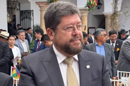 Samuel Doria Medina critica al BCB por el aumento del dólar