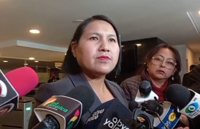 Senadora Pachacute critica el viaje de Paz a EE.UU. en medio de crisis por el diésel
