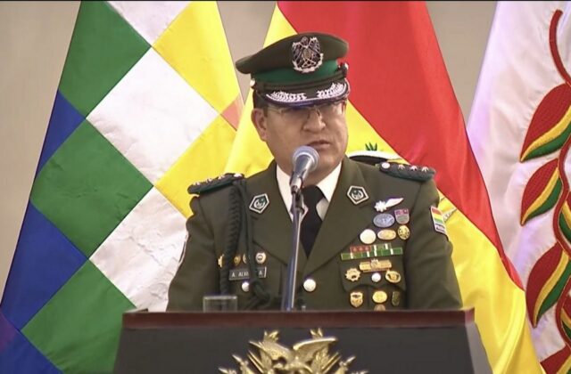 Nuevo comandante policial asume en medio de críticas a su predecesor
