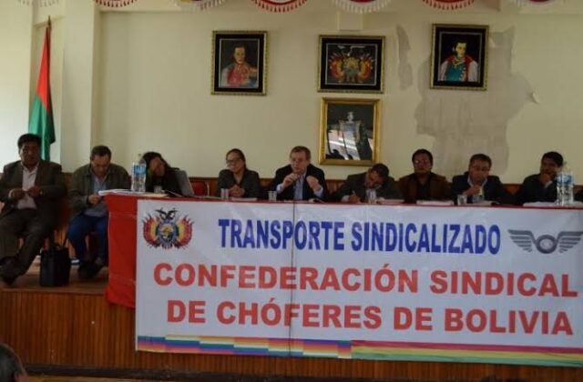 Choferes de Bolivia en alerta por aumento de precio del diésel