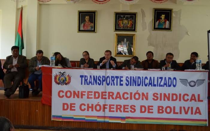 Choferes de Bolivia en alerta por aumento de precio del diésel