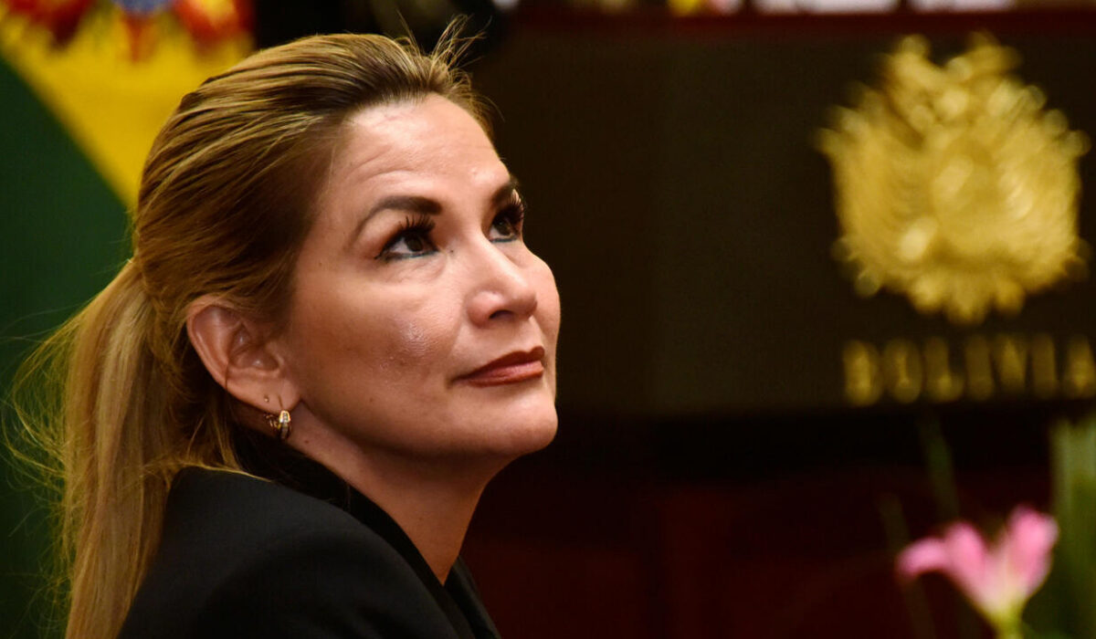 Áñez critica la gestión de Paz y pide un cambio en su estrategia política