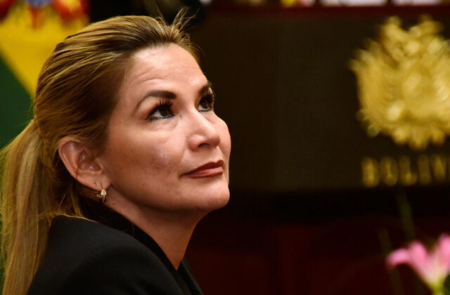 Áñez critica la gestión de Paz y pide un cambio en su estrategia política