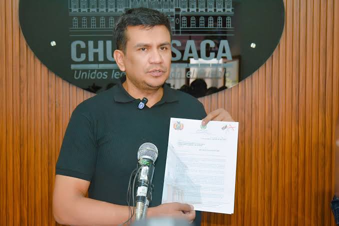 Gobernador Ayllón se enfrenta a críticas por su postura ante el DS 5676