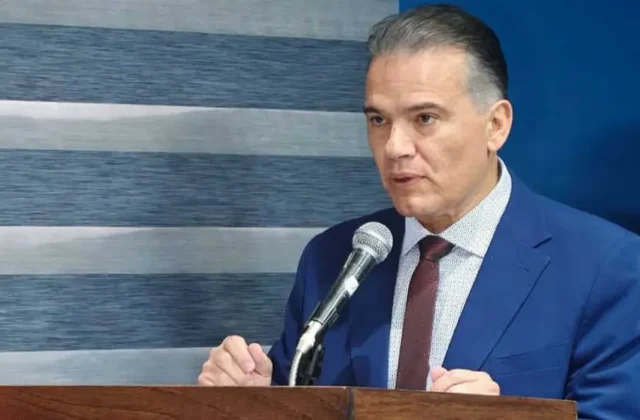 Controversia por el viaje del ministro de Defensa en plena crisis militar