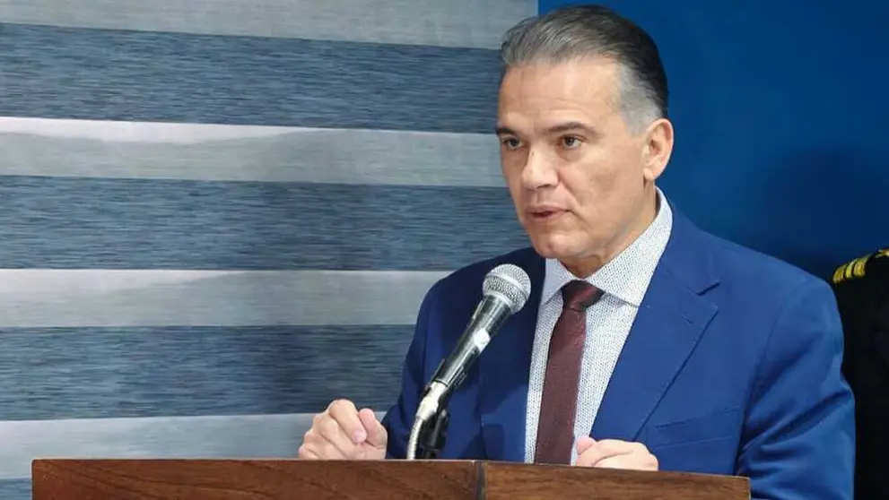 Controversia por el viaje del ministro de Defensa en plena crisis militar