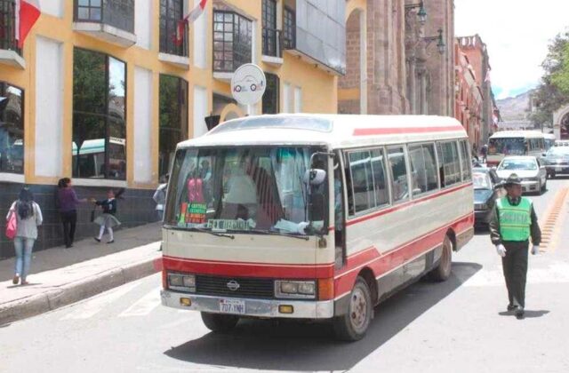 Aumento de tarifas y reducción del transporte urbano en Potosí