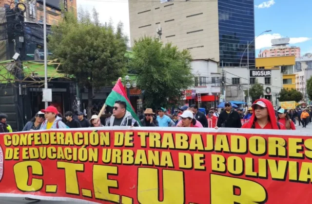 Docentes urbanos exigen recortes salariales en el Gobierno