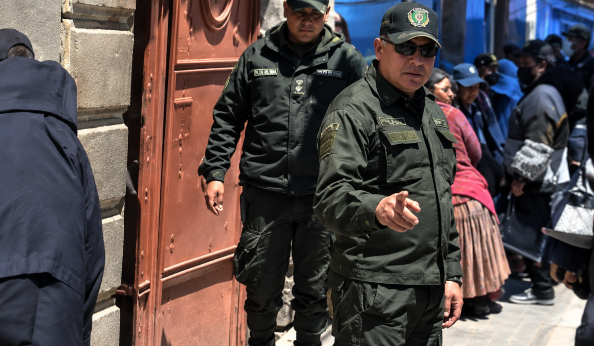 Policía Boliviano Muestra Habilidades en Inglés al Asistir a Turista Estadounidense