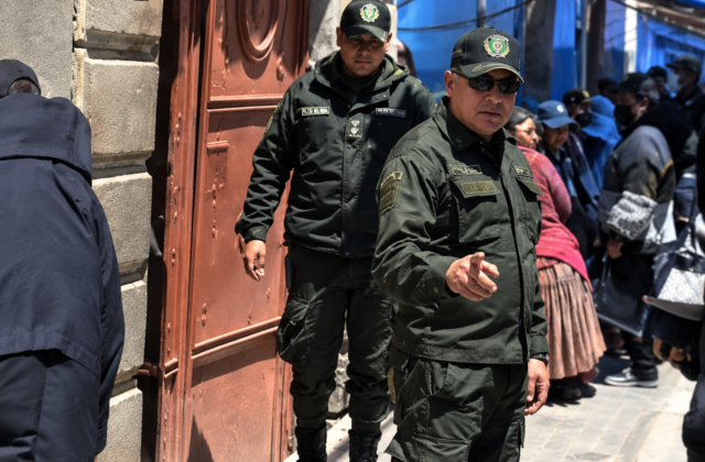 Policía Boliviano Muestra Habilidades en Inglés al Asistir a Turista Estadounidense